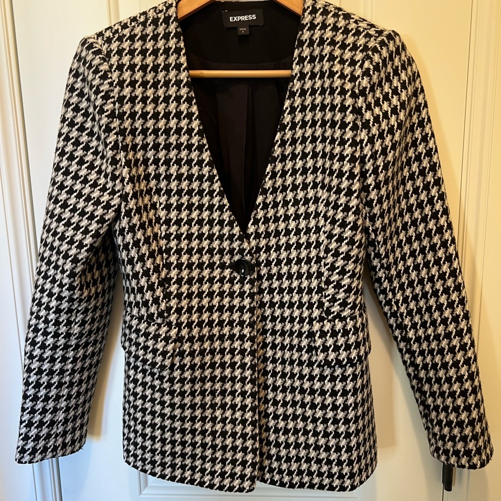 Express Women's Black, White and Gray Houndstooth Blazer. Size 2